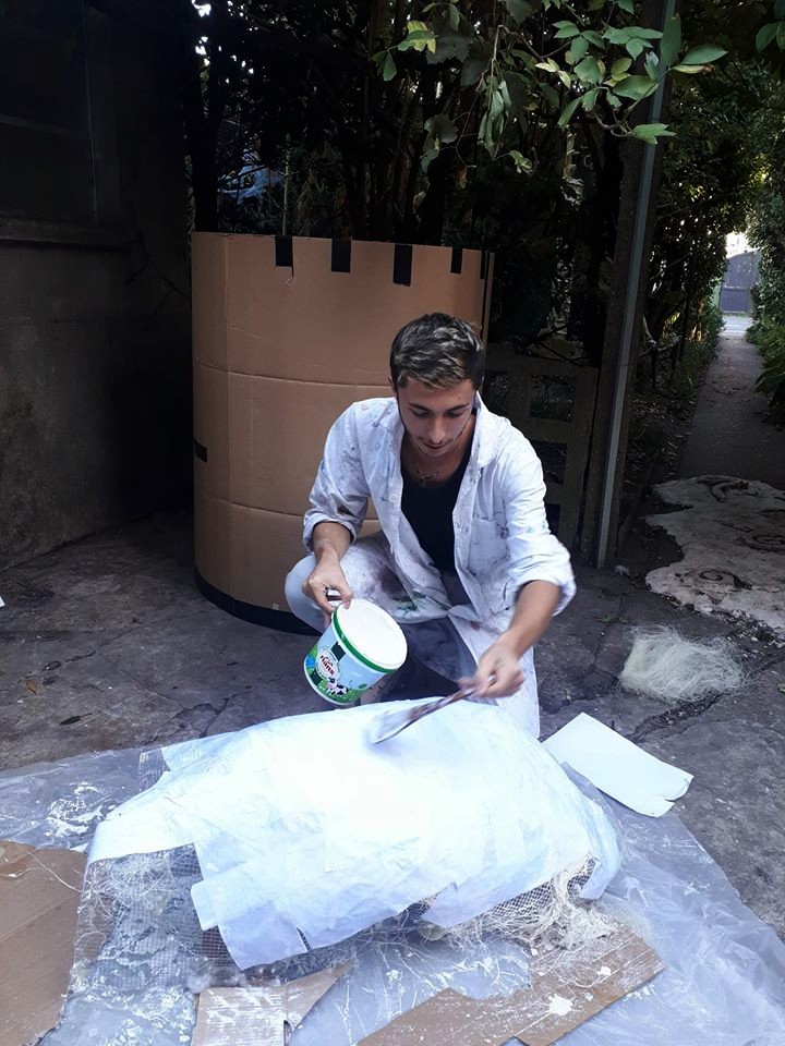 Armand Passemard travaille sur sur costume.