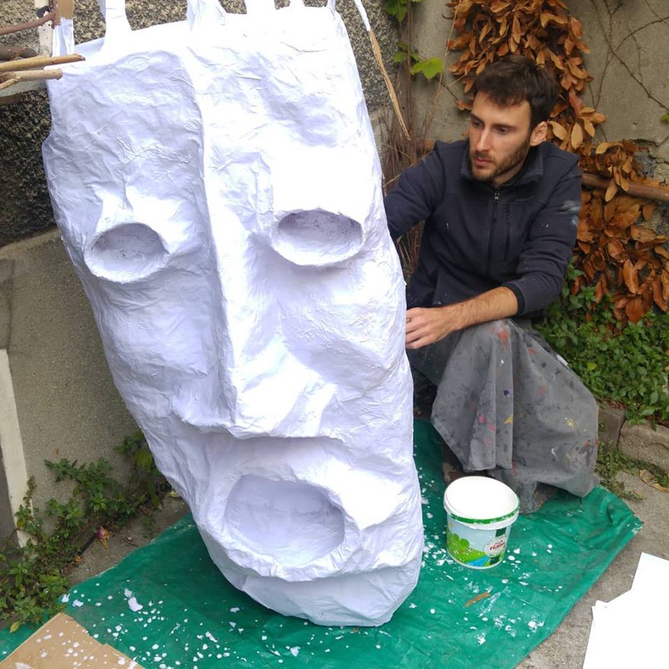 Alex Hays travaille sur sa sa tête de géant.