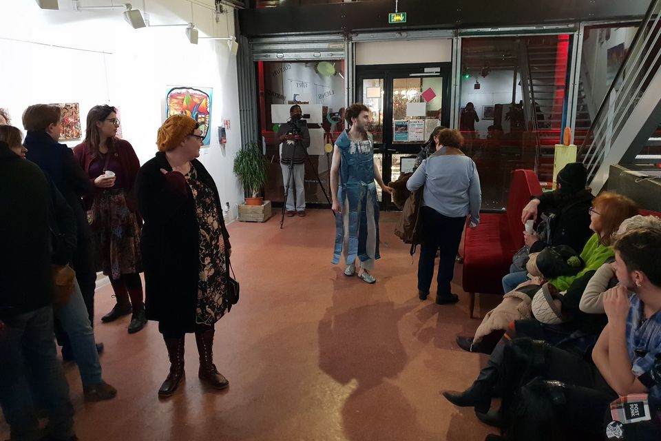 Evénément artistique et exposition du Pluralium à l'Acerma quai des Lunes à Stalingrad, l'artiste Alex Hays en costume