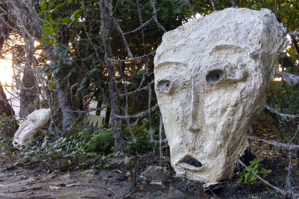 Sculptures en plâtre des fontaines de larmes de l'artiste Arnaud Degouy au Pluralium