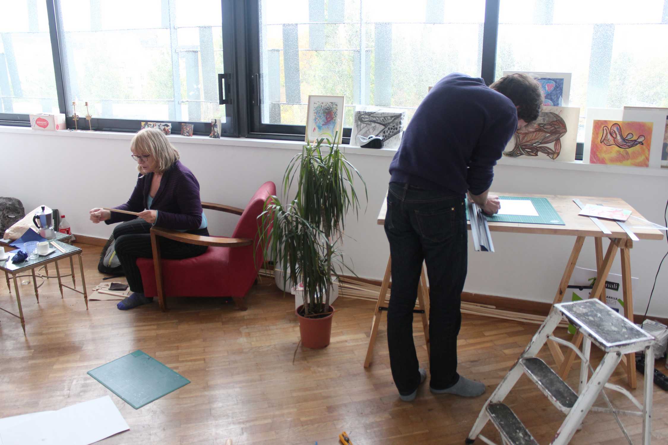 Les artistes du Pluralium, Alex Hays et Nathalie Fiala, en train d'encadrer leurs oeuvres.