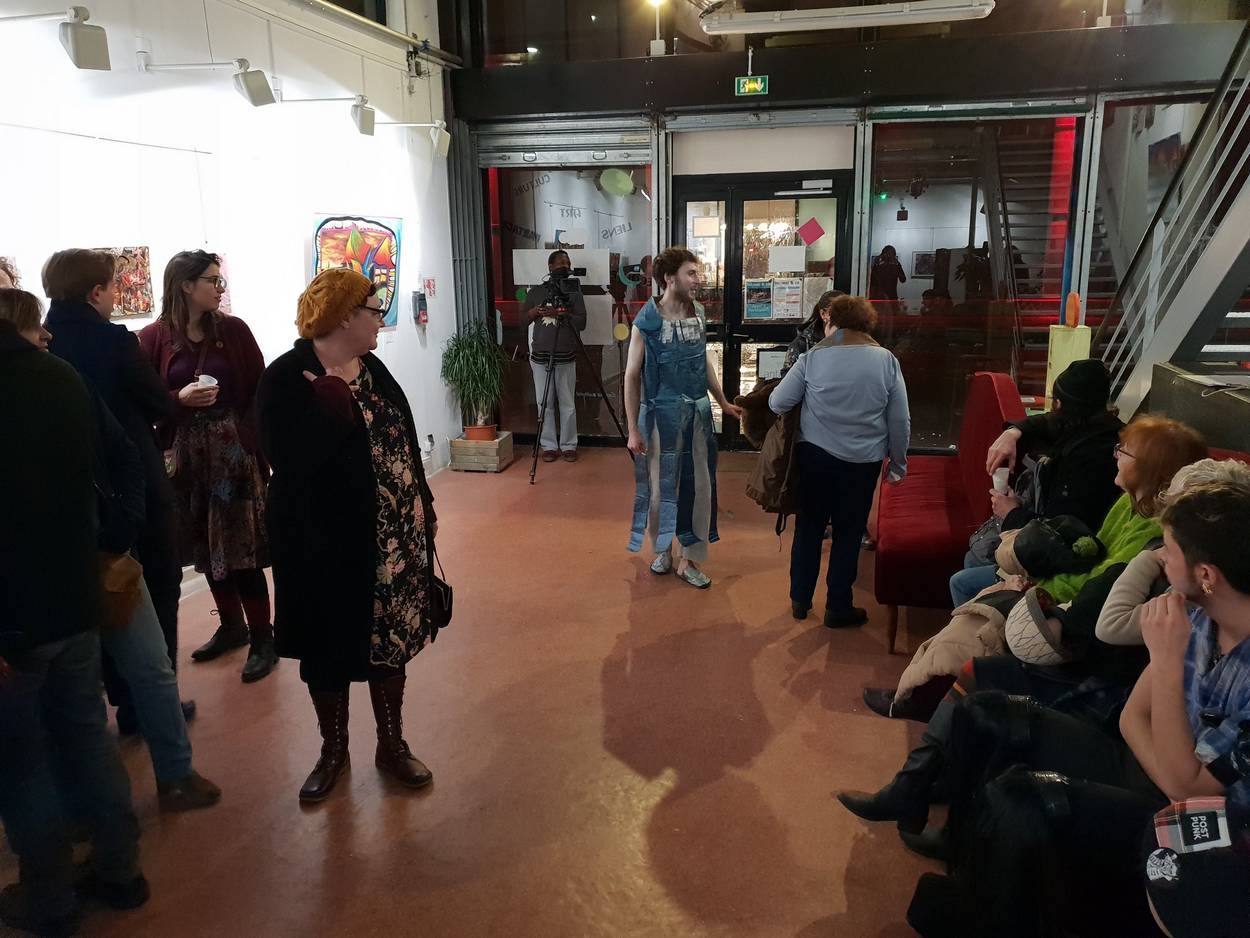 L'artiste Alex Hays en costume lors d'une exposition à l'Acerma quai des lunes