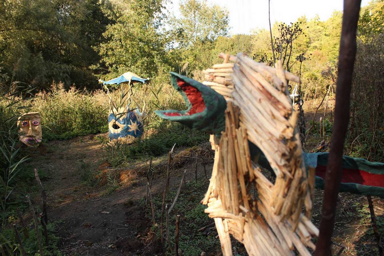 Vue du parc artistique du Pluralium à Pondron, l'oracle et le puits des destinées, installations interactives de Alex Hays