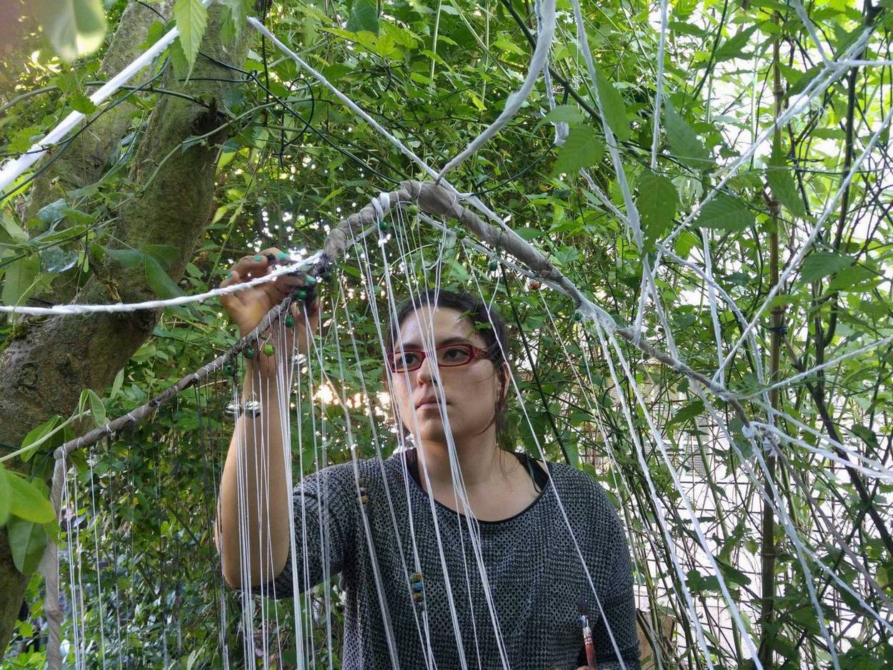 L'artiste Camille Tutin en train de créer.