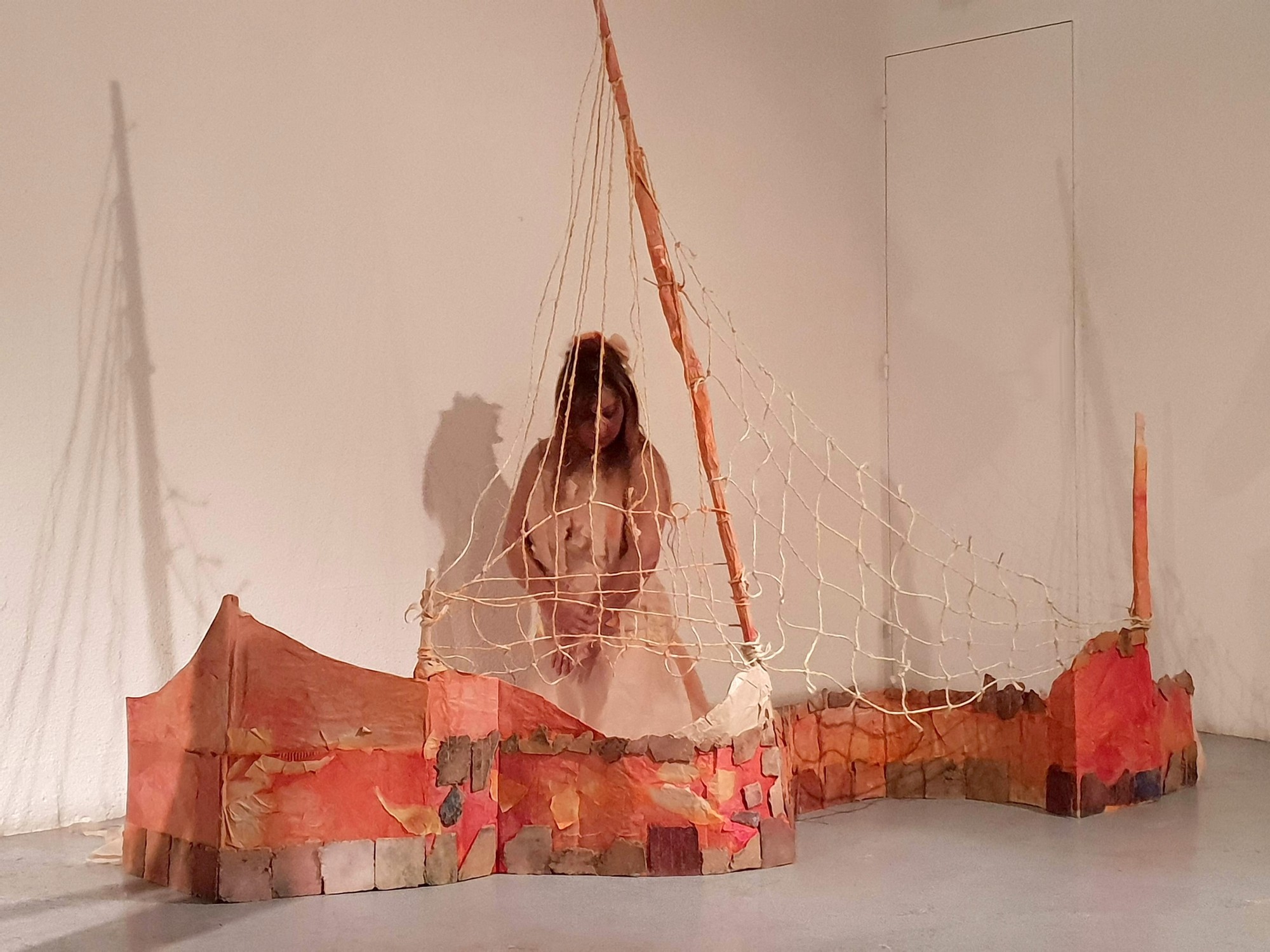 Sculpture - installation de bateau par l'artiste Mirella Motet