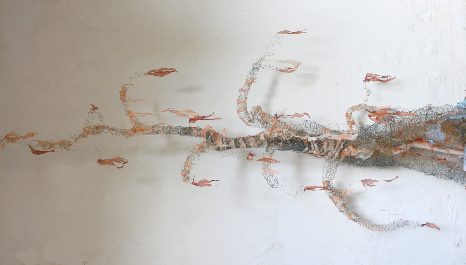 Installation en grillage et tissu d'un arbre par Mirella Motet